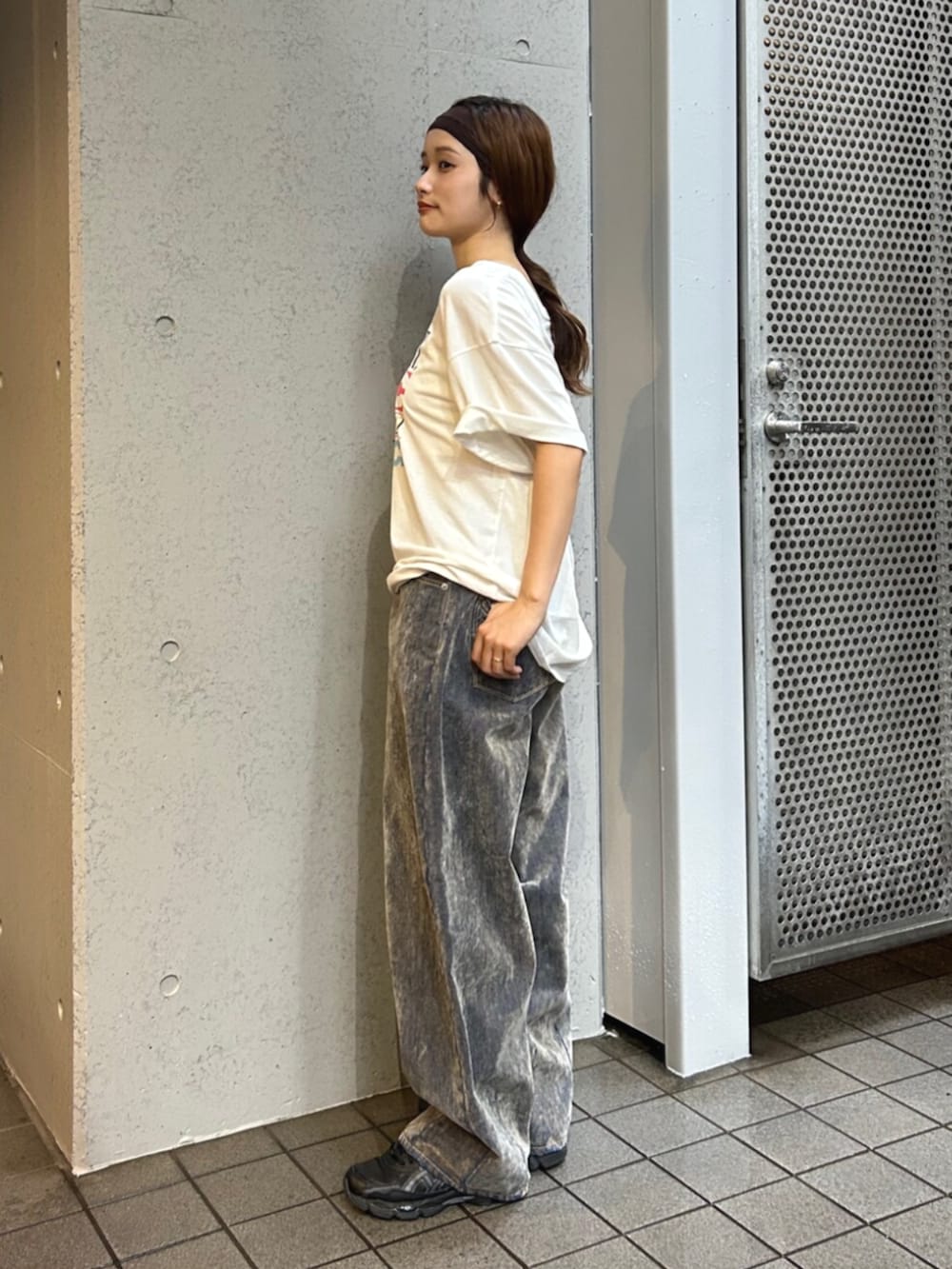 ホワイト系のTシャツ/カットソー、ベージュ系のデニムパンツを着用したレディースの夏コーディネートの2枚目の写真