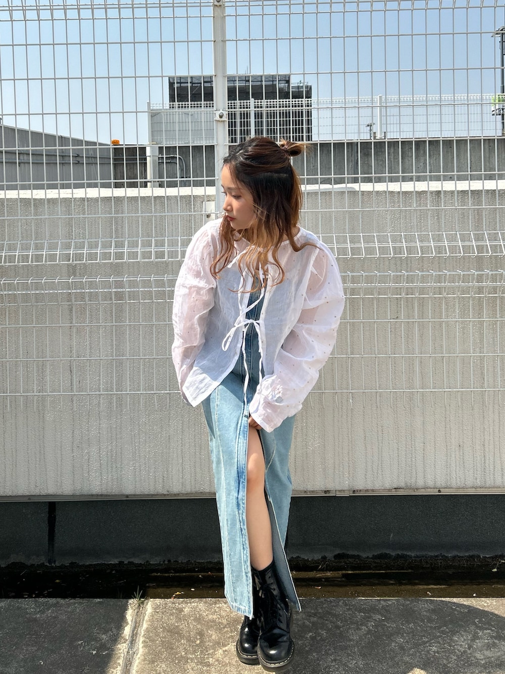 ホワイト系のシャツ/ブラウス、ブルー系のワンピースを着用したレディースの春コーディネートの4枚目の写真