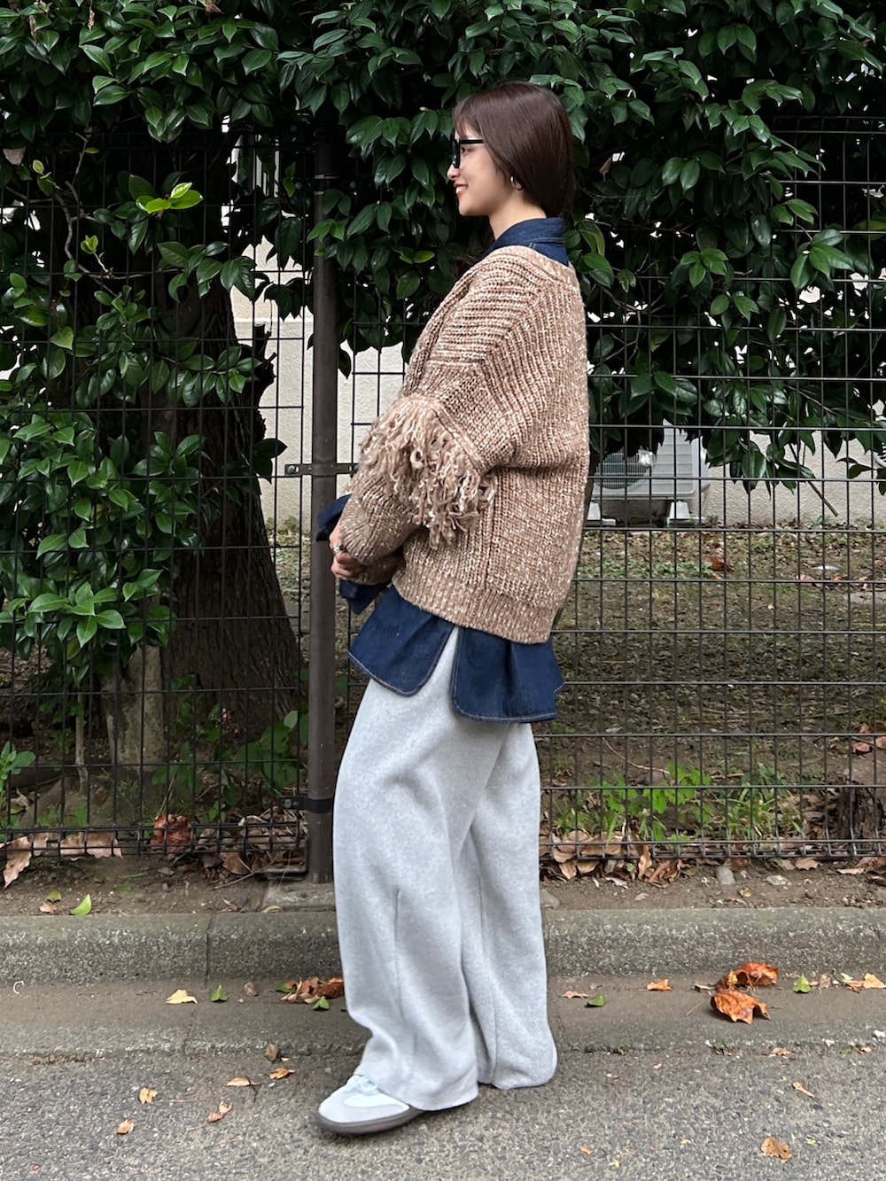 ブルー系のシャツ/ブラウス、ブラウン系のカーディガン/ボレロ、グレー系のその他パンツを着用したレディースの秋コーディネートの3枚目の写真