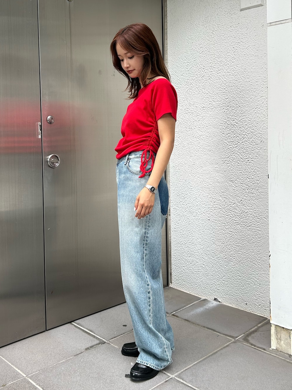 レッド系のTシャツ/カットソー、ブルー系のデニムパンツを着用したレディースの夏コーディネートの2枚目の写真