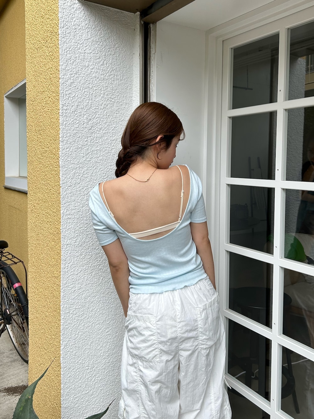ホワイト系のその他パンツ、シルバー系のサンダルを着用したレディースの夏コーディネートの7枚目の写真