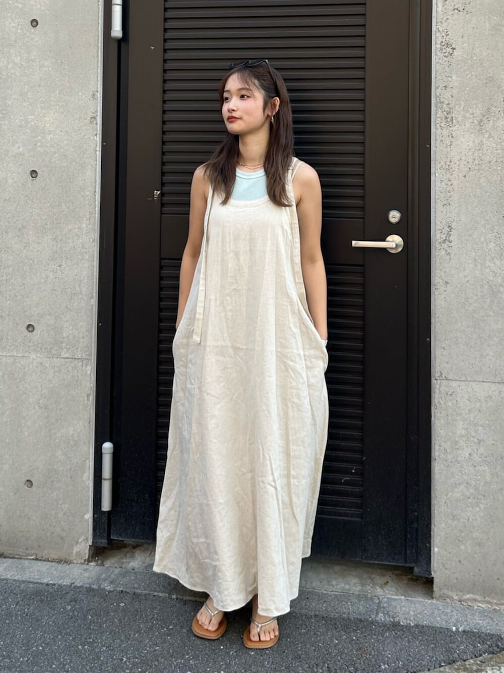 ブルー系のタンクトップ、シルバー系のサンダルを着用したレディースの冬コーディネートの4枚目の写真