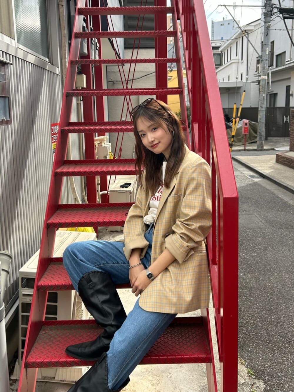 ブラック系のブーツ、その他のテーラードジャケット、ホワイト系のTシャツ/カットソーを着用したレディースの冬コーディネートの4枚目の写真