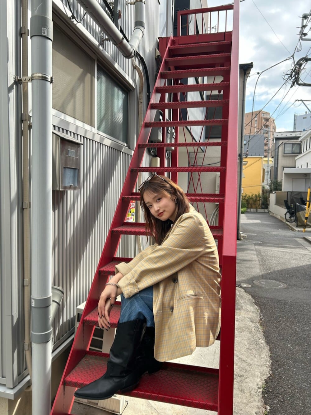 ブラック系のブーツ、その他のテーラードジャケット、ホワイト系のTシャツ/カットソーを着用したレディースの冬コーディネートの7枚目の写真