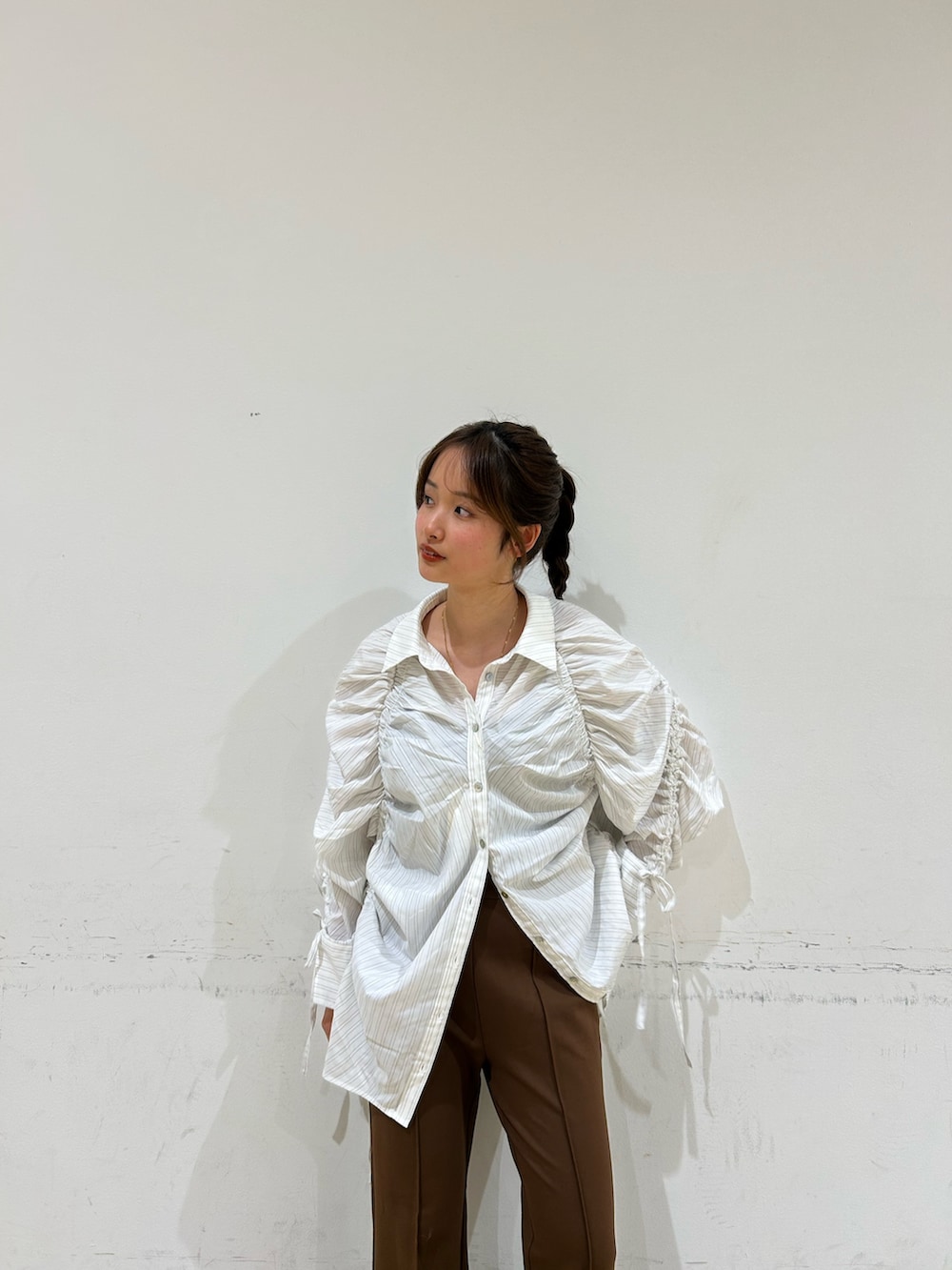 ホワイト系のシャツ/ブラウス、ブラウン系のその他パンツを着用したレディースの冬コーディネートの6枚目の写真