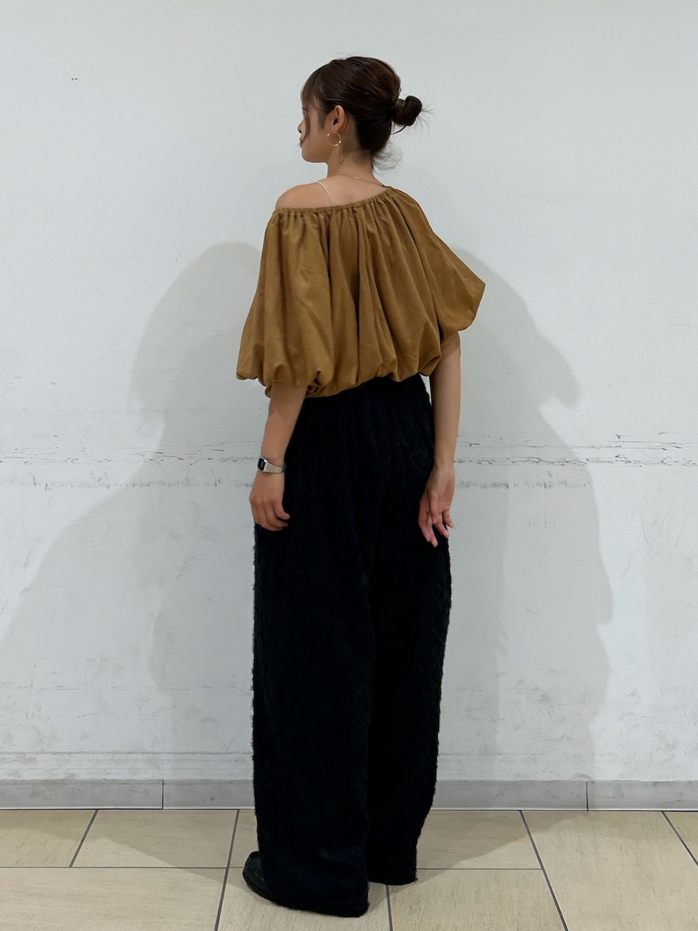 イエロー系のシャツ/ブラウス、ブラック系のその他パンツ、ホワイト系のキャミソールを着用したレディースの夏コーディネートの4枚目の写真