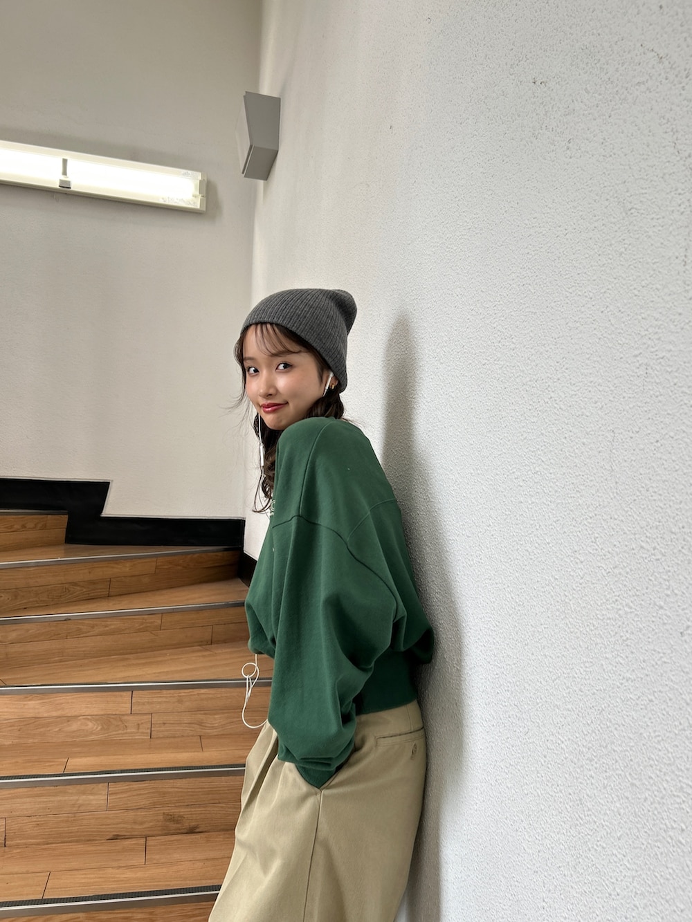 グリーン系のスウェット、ベージュ系のその他パンツ、ブラック系のスリッポンを着用したレディースの秋コーディネートの5枚目の写真