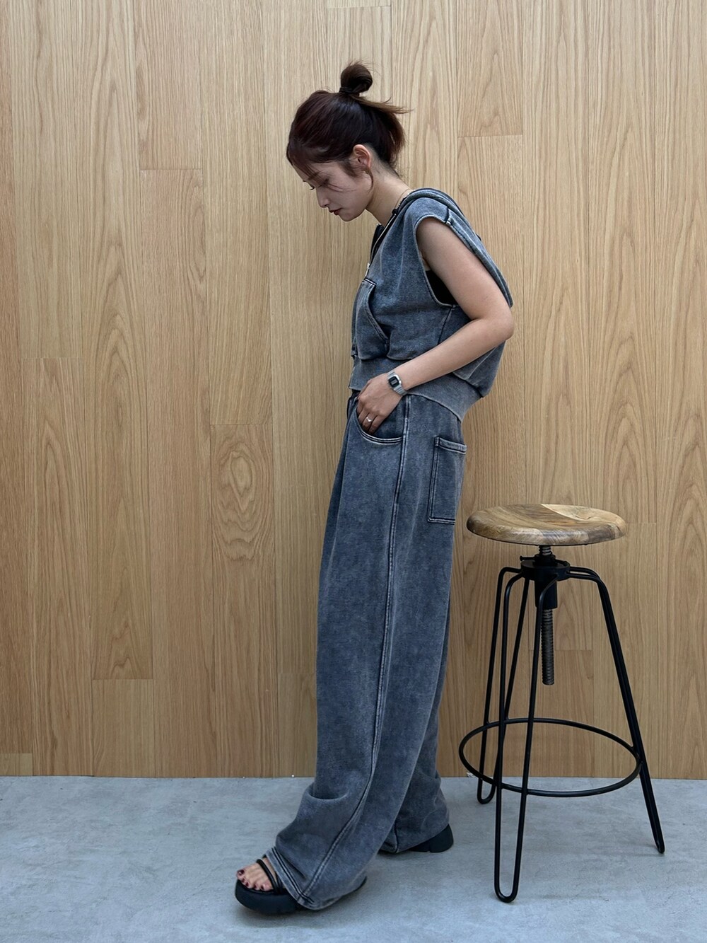 グレー系のスウェットパンツ、グレー系のパーカーを着用したレディースの夏コーディネートの5枚目の写真