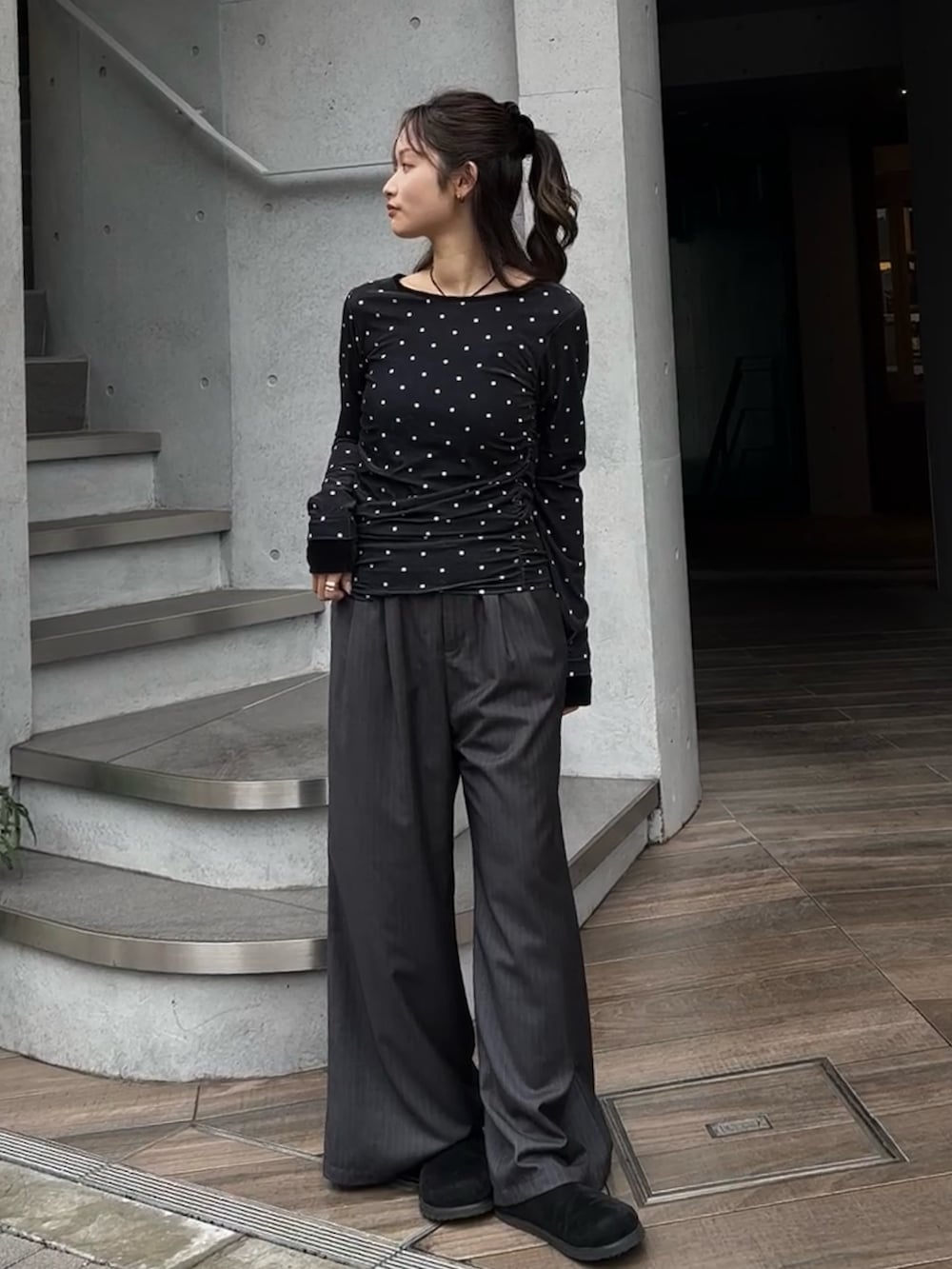 その他のTシャツ/カットソー、ブラック系のスリッポン、グレー系のその他パンツを着用したレディースの冬コーディネートの4枚目の写真