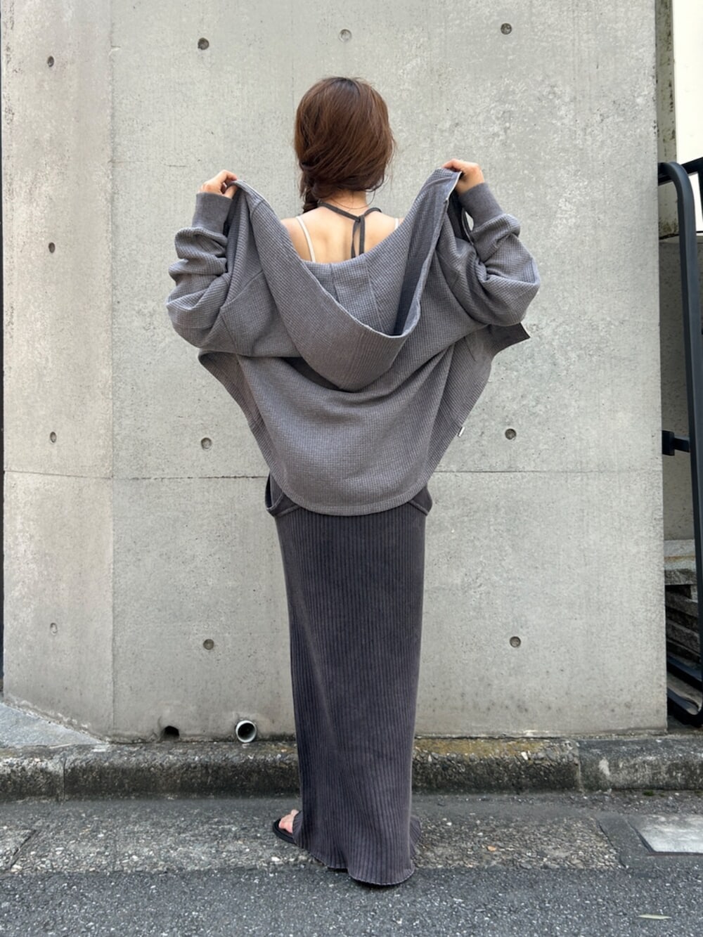 グレー系のニット/セーター、グレー系のパーカーを着用したレディースの夏コーディネートの3枚目の写真