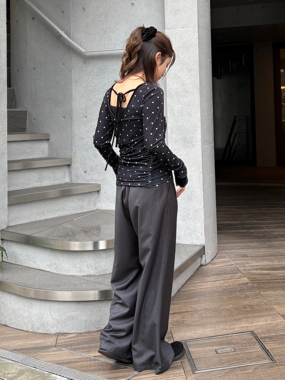 その他のTシャツ/カットソー、ブラック系のスリッポン、グレー系のその他パンツを着用したレディースの冬コーディネートの2枚目の写真