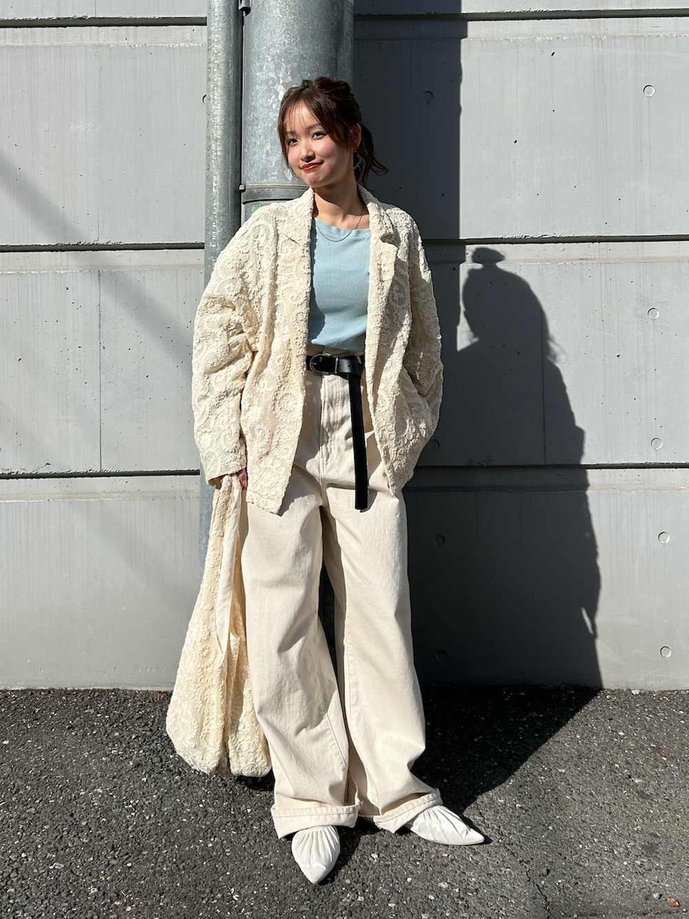 ブルー系のTシャツ/カットソー、ホワイト系のデニムパンツ、ホワイト系のパンプスを着用したレディースの冬コーディネートの2枚目の写真