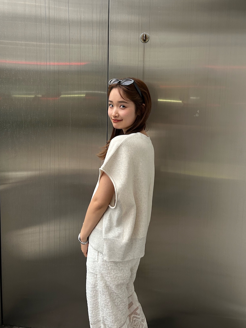 ホワイト系のその他パンツ、ホワイト系のスウェットを着用したレディースの春コーディネートの8枚目の写真