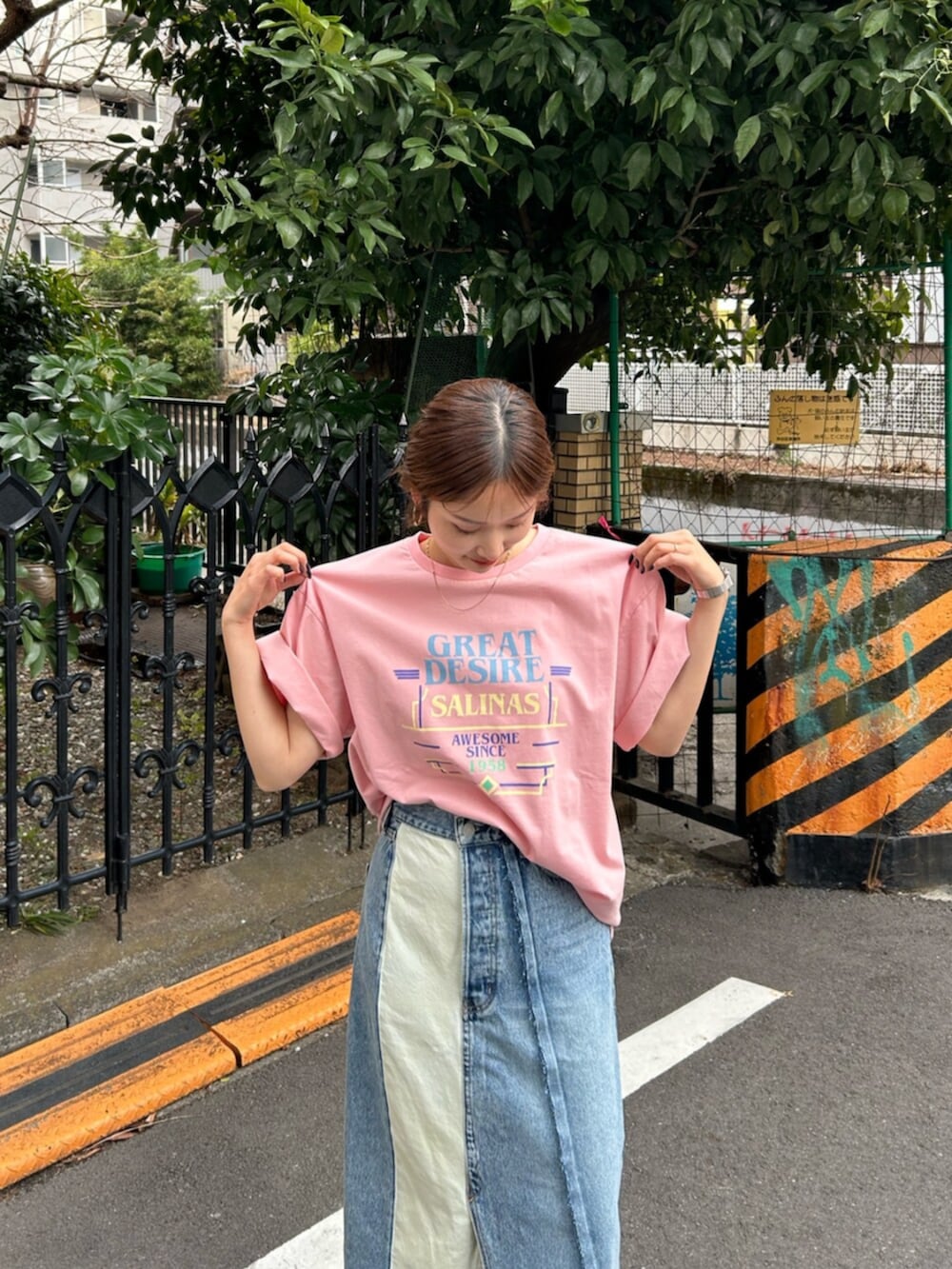 ブルー系のスカート、シルバー系のブーツを着用したレディースの冬コーディネートの5枚目の写真