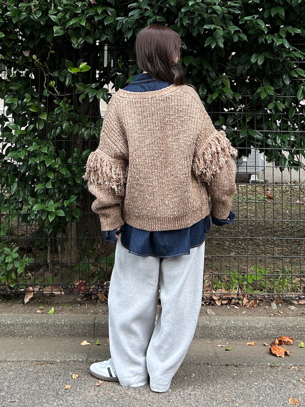 ブルー系のシャツ/ブラウス、ブラウン系のカーディガン/ボレロ、グレー系のその他パンツを着用したレディースの秋コーディネートの4枚目の写真