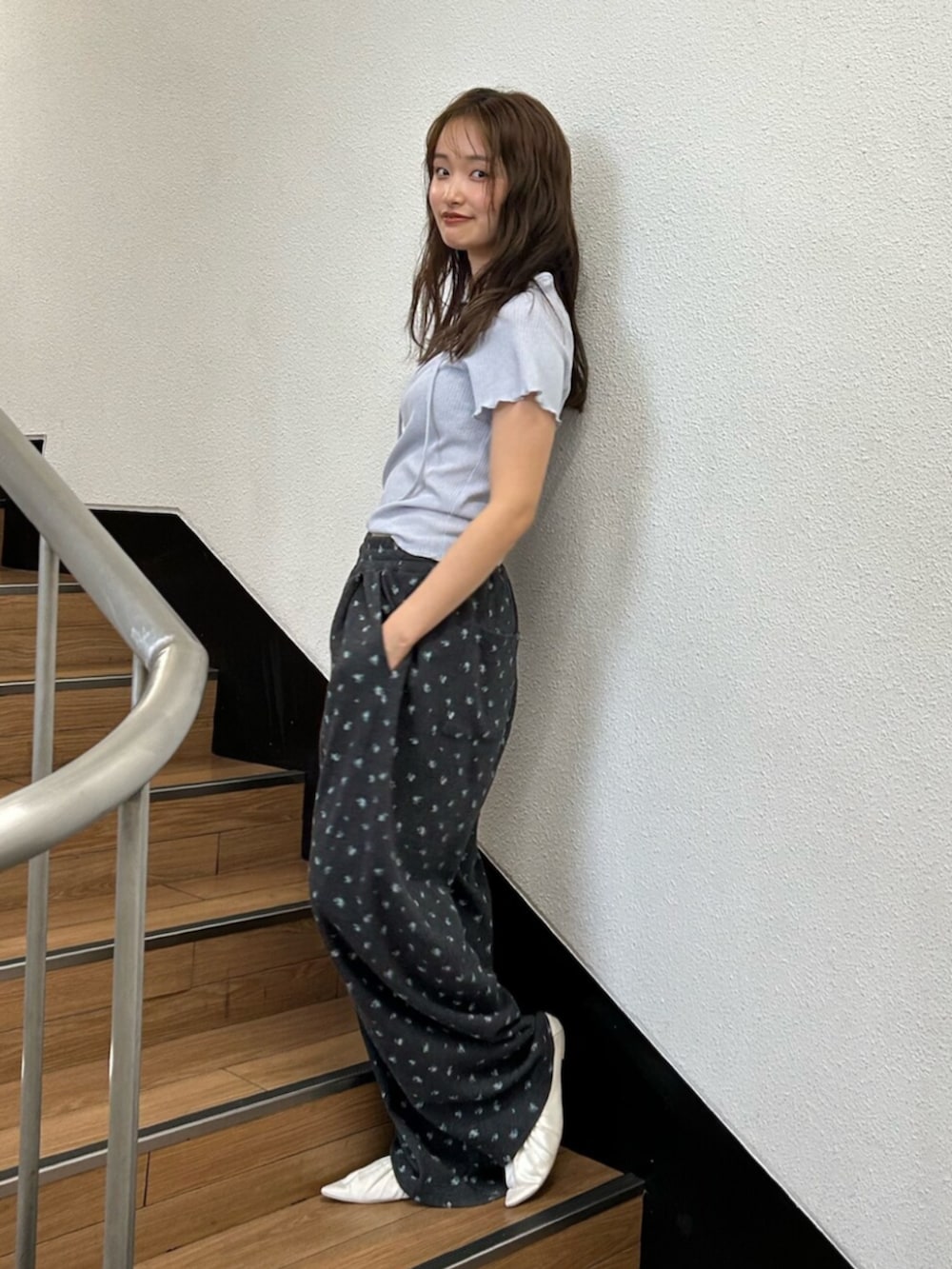 ホワイト系のパンプス、ブルー系のTシャツ/カットソー、グレー系のその他パンツを着用したレディースの夏コーディネートの2枚目の写真