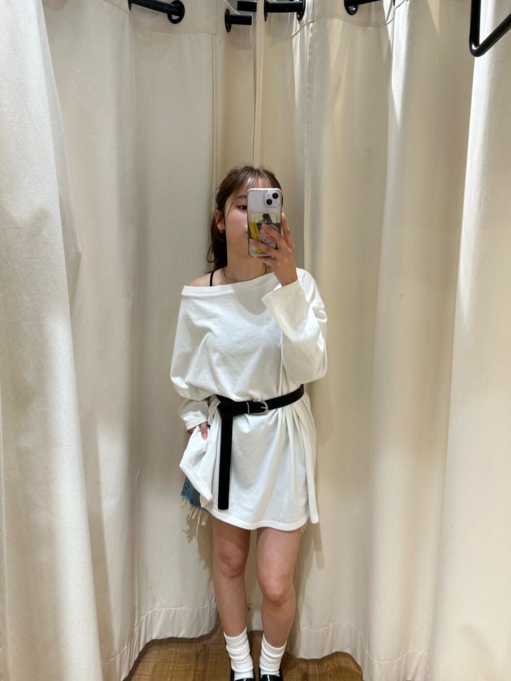 ホワイト系のTシャツ/カットソー、ブルー系のデニムパンツ、ブラック系のベルトを着用したレディースの春コーディネートの5枚目の写真