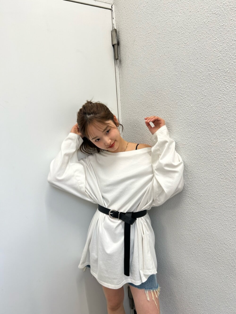 ホワイト系のTシャツ/カットソー、ブルー系のデニムパンツ、ブラック系のベルトを着用したレディースの春コーディネートの6枚目の写真