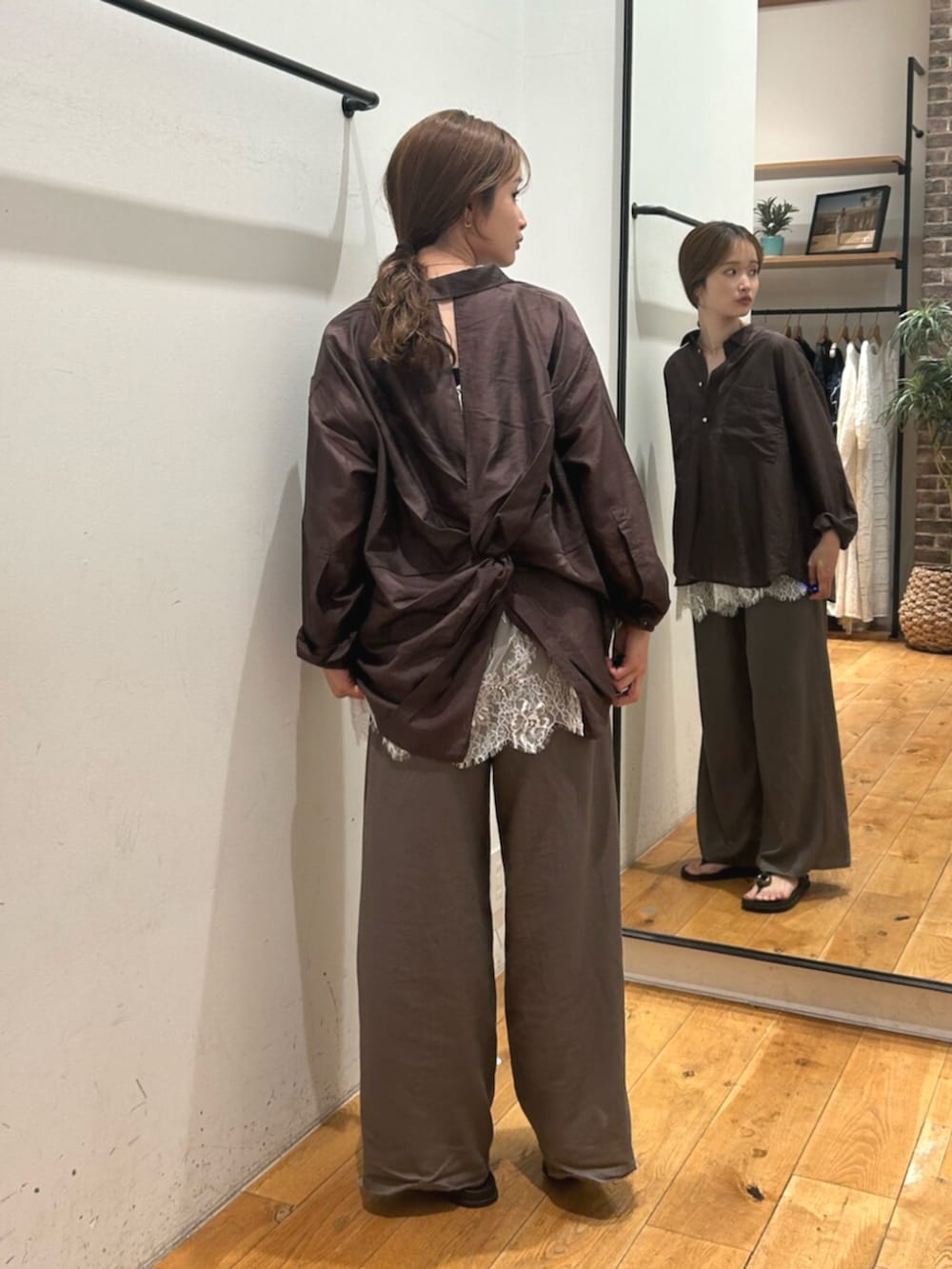 ブラウン系のシャツ/ブラウス、グレー系のその他パンツ、ホワイト系のキャミソールを着用したレディースの夏コーディネートの4枚目の写真