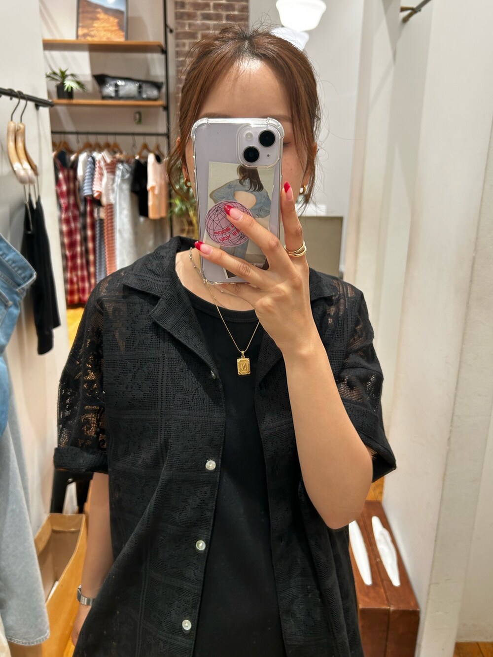 ブラック系のワンピース、ブラック系のシャツ/ブラウスを着用したレディースの夏コーディネートの9枚目の写真