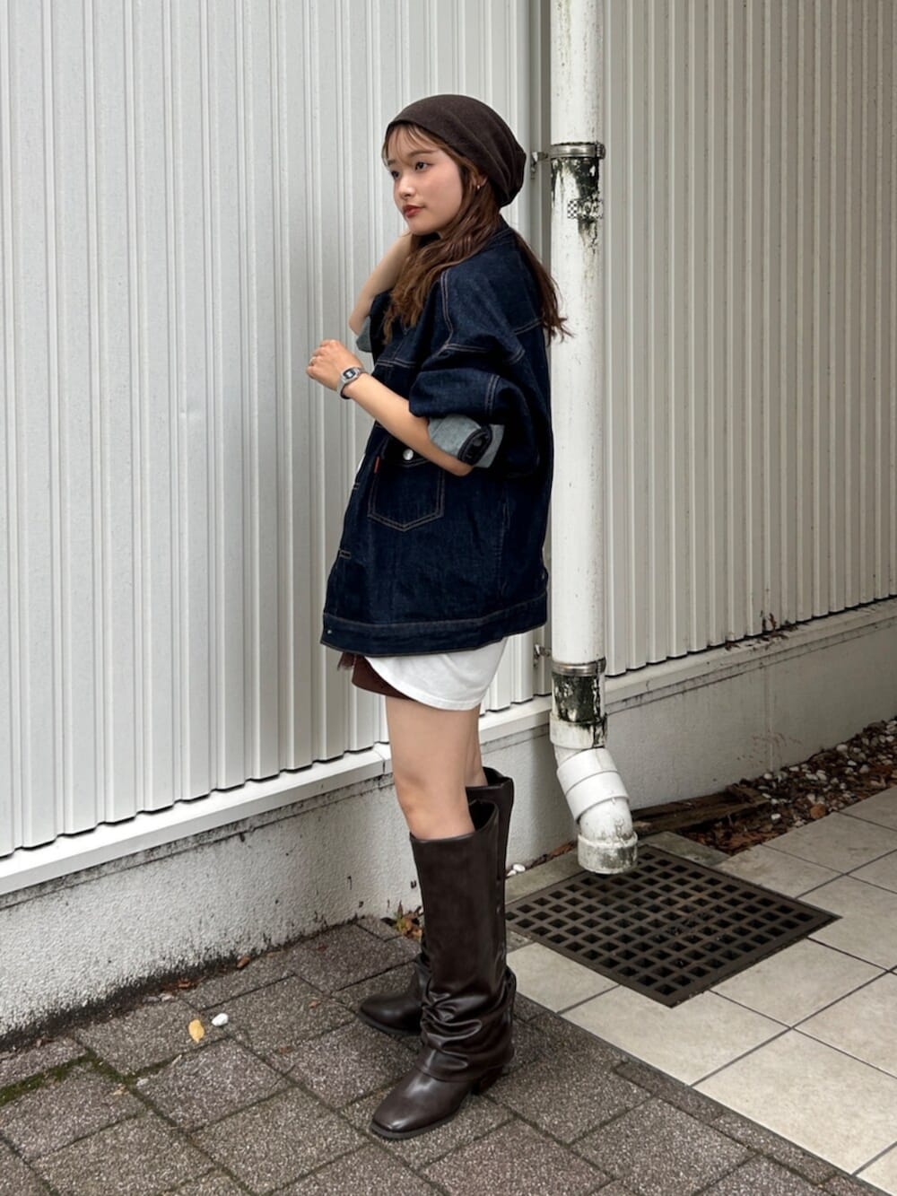 ブラウン系のスカート、ブルー系のデニムジャケット、ホワイト系のTシャツ/カットソーを着用したレディースの夏コーディネートの3枚目の写真