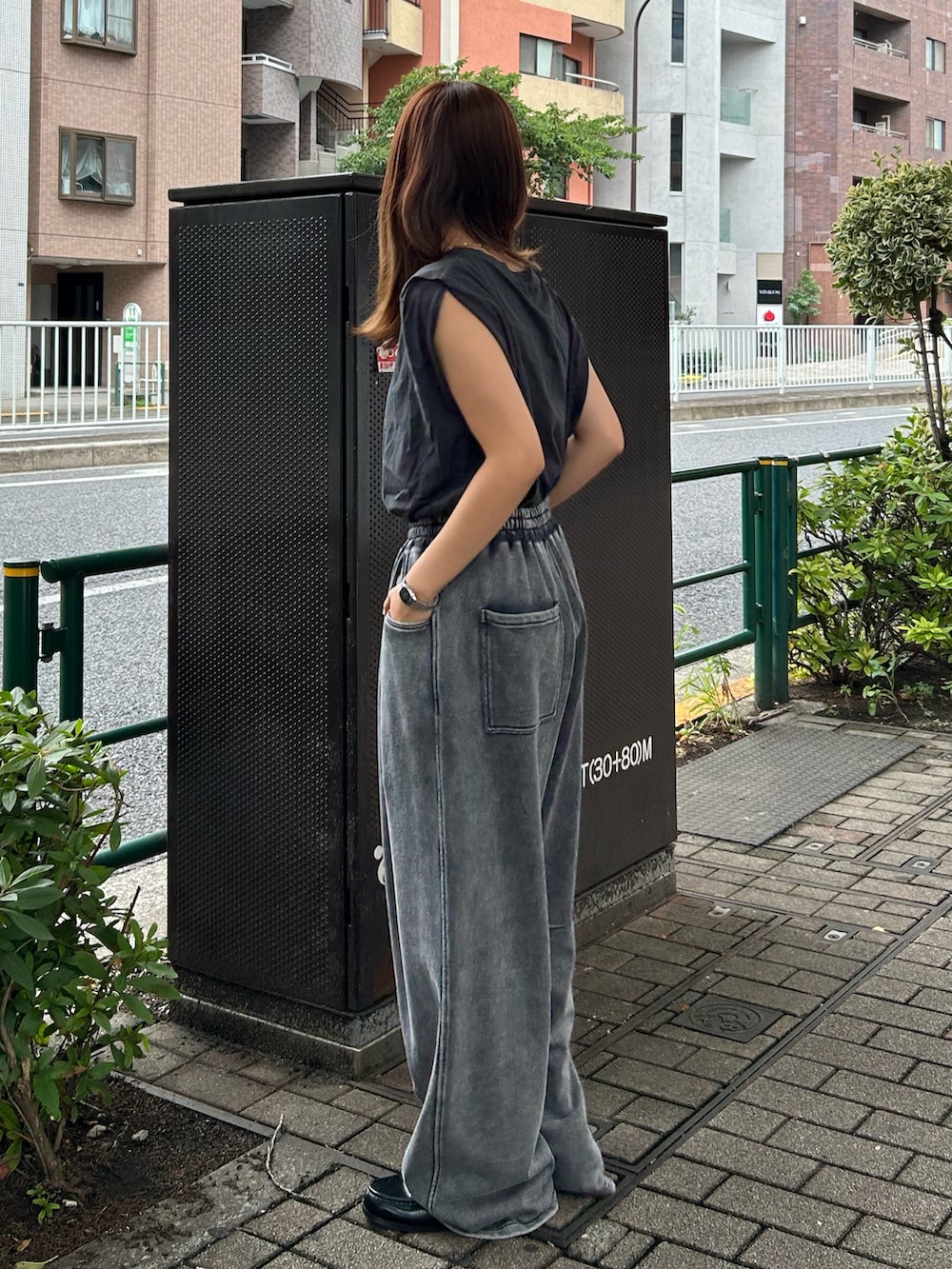 グレー系のタンクトップ、グレー系のスウェットパンツを着用したレディースの夏コーディネートの3枚目の写真