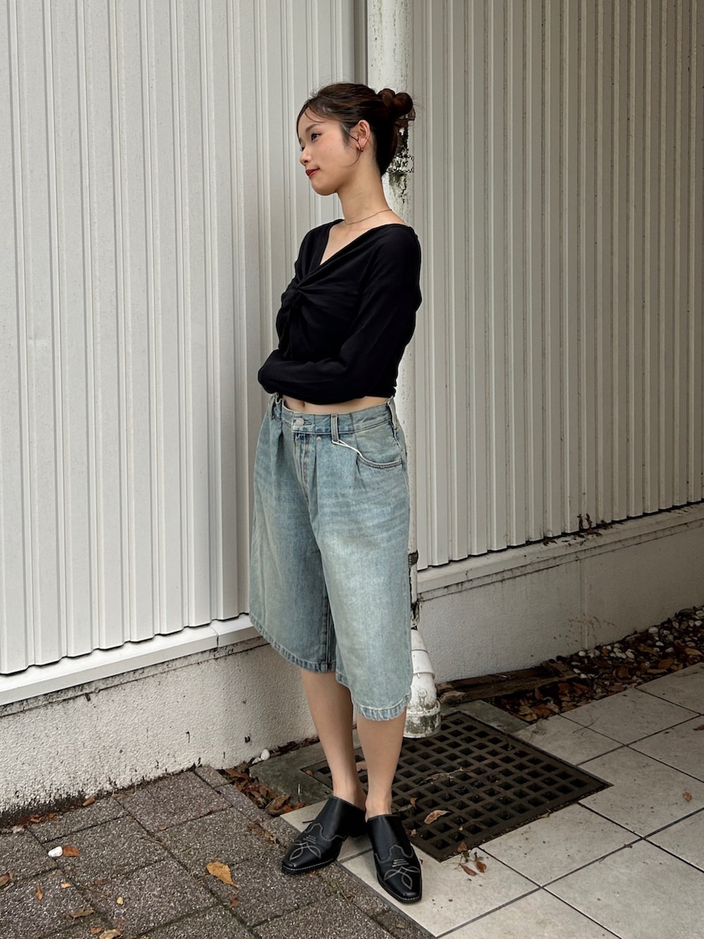 ブラック系のその他シューズ、ブラック系のTシャツ/カットソー、ブルー系のデニムパンツを着用したレディースの夏コーディネートの5枚目の写真