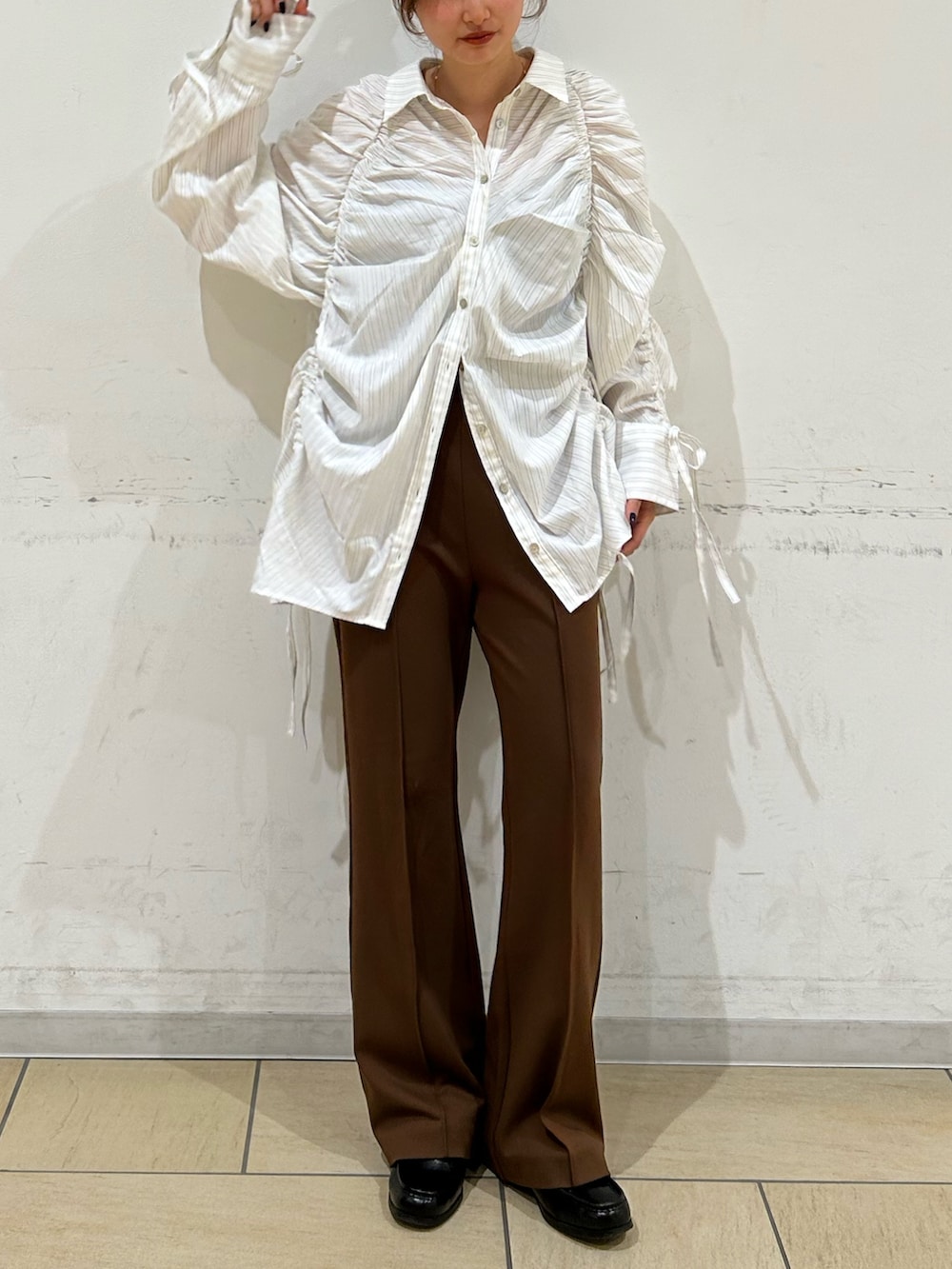 ホワイト系のシャツ/ブラウス、ブラウン系のその他パンツを着用したレディースの冬コーディネートの3枚目の写真