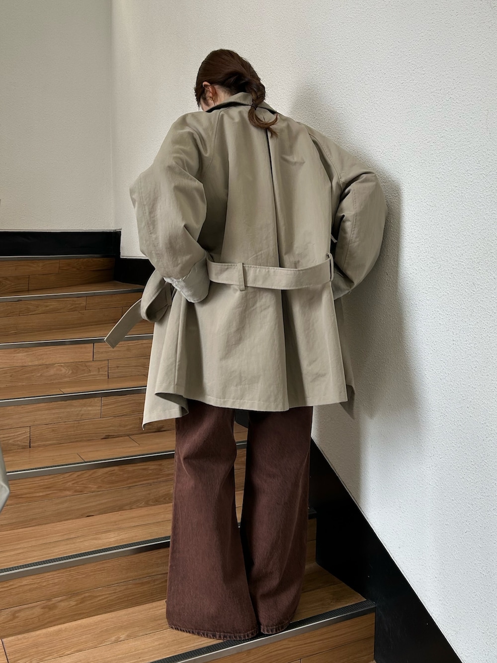 グリーン系のトレンチコート、ブラック系のパンプス、ブルー系のシャツ/ブラウスを着用したレディースの春コーディネートの5枚目の写真