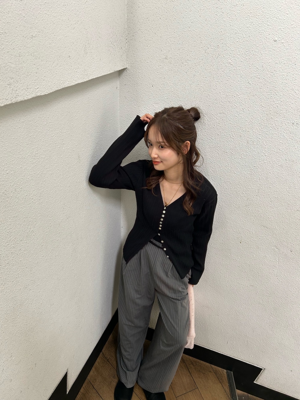 グレー系のその他パンツ、ブラック系のスリッポン、ピンク系のハンドバッグを着用したレディースの冬コーディネートの6枚目の写真