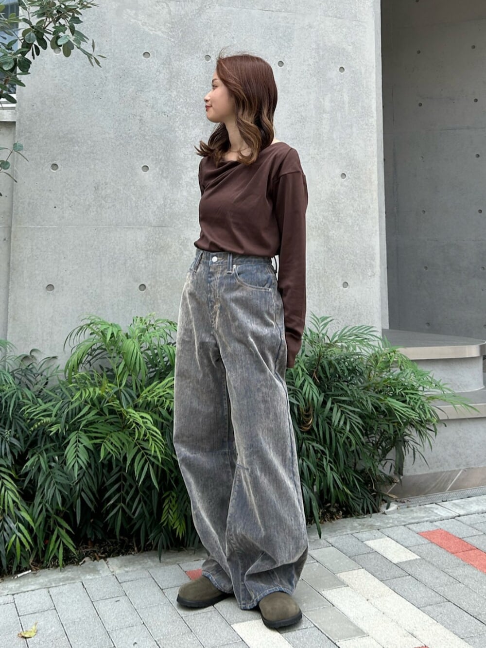 ブラウン系のTシャツ/カットソー、ベージュ系のデニムパンツ、グリーン系のスリッポンを着用したレディースの夏コーディネートの2枚目の写真