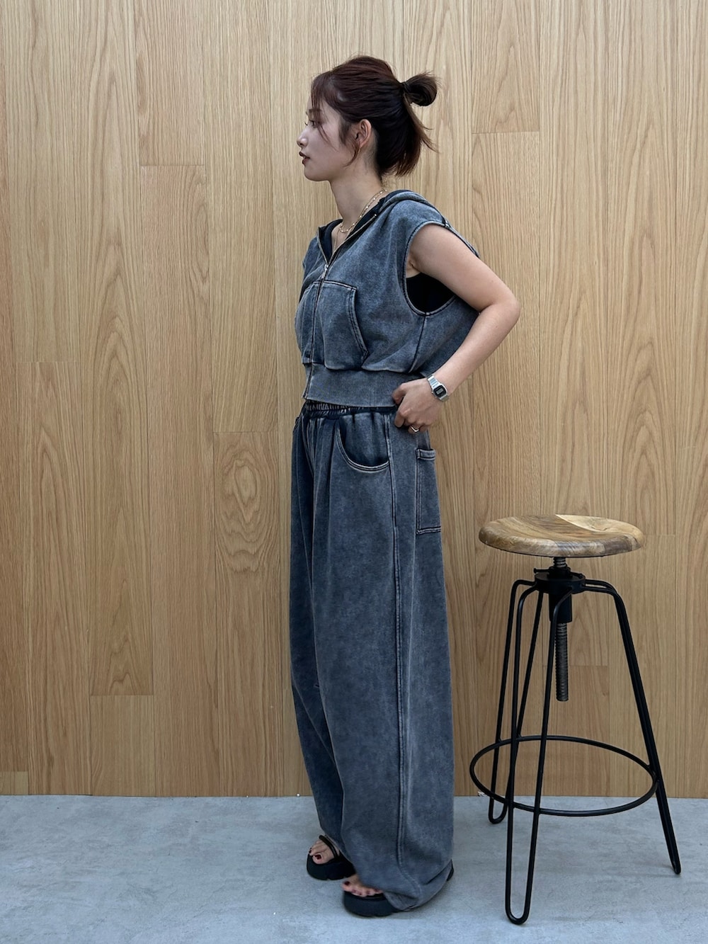 グレー系のスウェットパンツ、グレー系のパーカーを着用したレディースの夏コーディネートの2枚目の写真