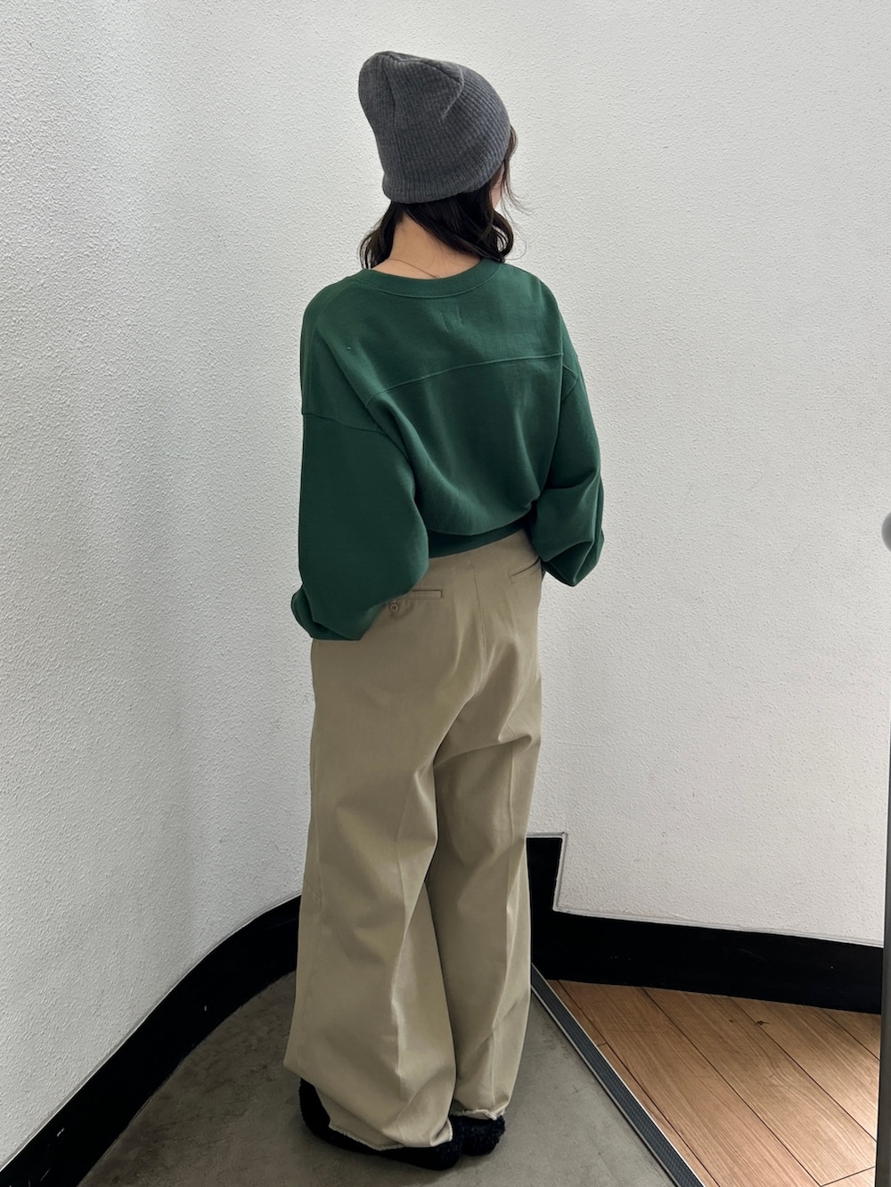 グリーン系のスウェット、ベージュ系のその他パンツ、ブラック系のスリッポンを着用したレディースの秋コーディネートの6枚目の写真