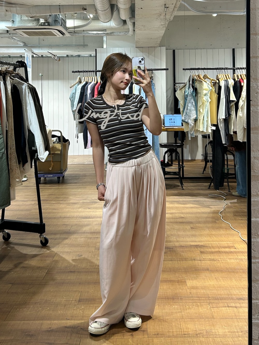 ブラウン系のTシャツ/カットソー、ピンク系のその他パンツを着用したレディースの春コーディネートの6枚目の写真