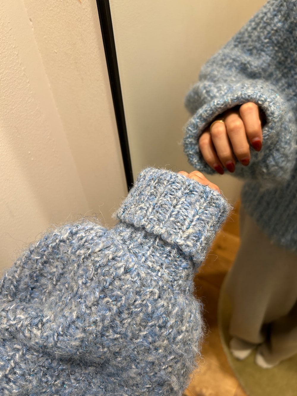 ブルー系のニット/セーター、グレー系のその他パンツ、ブラック系のスリッポンを着用したレディースの冬コーディネートの4枚目の写真