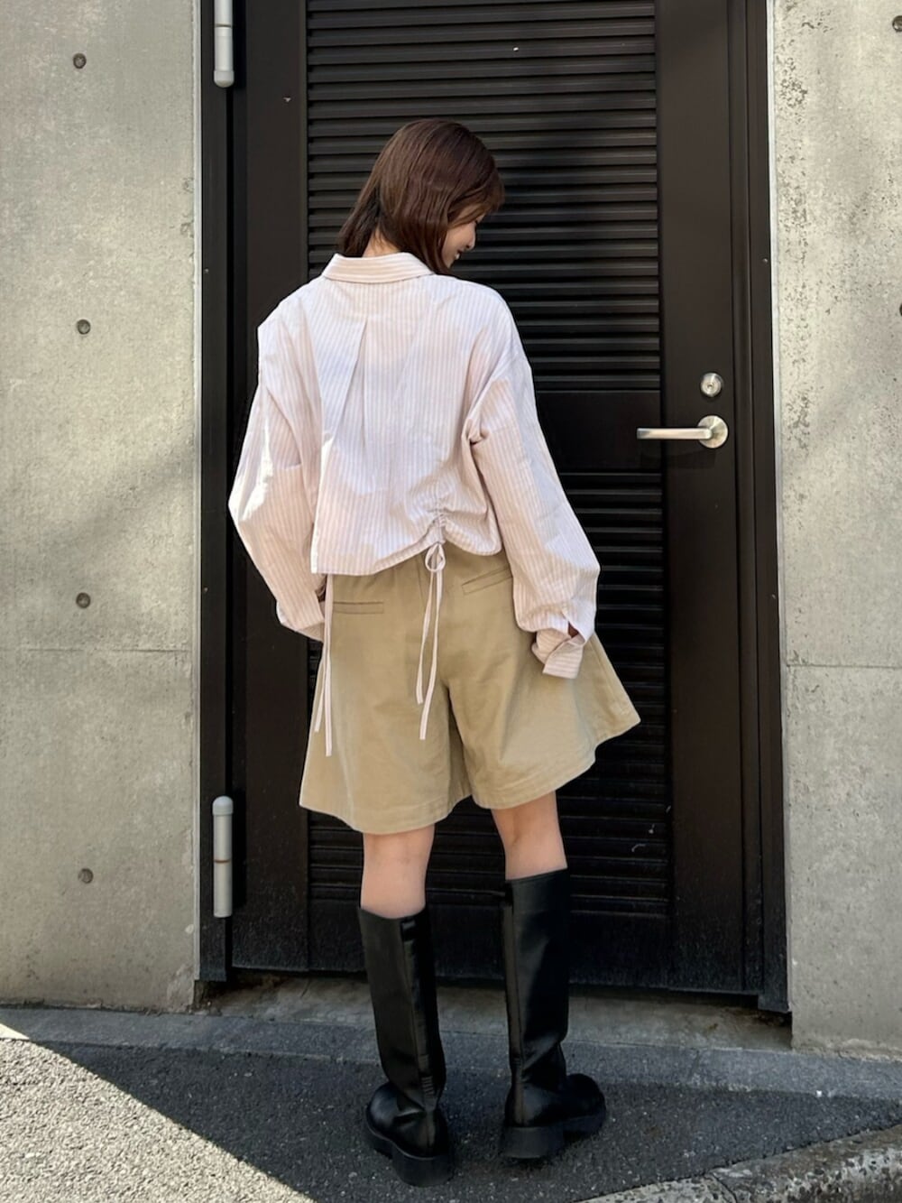 ブラック系のブーツ、ベージュ系のその他パンツを着用したレディースの冬コーディネートの3枚目の写真