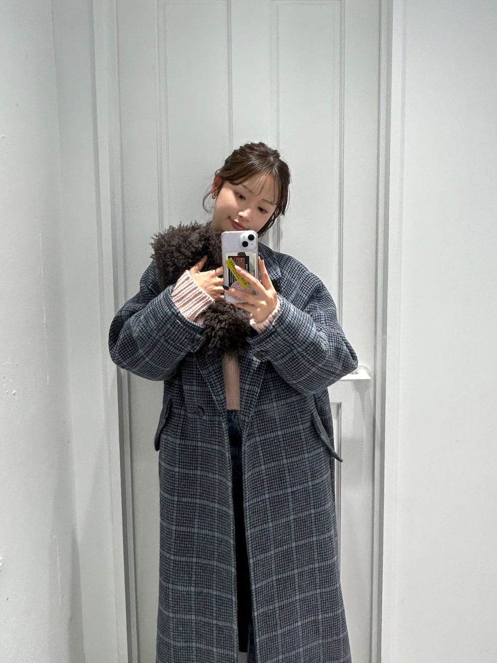 ピンク系のニット/セーター、その他のチェスターコート、ブルー系のデニムパンツを着用したレディースの秋コーディネートの5枚目の写真