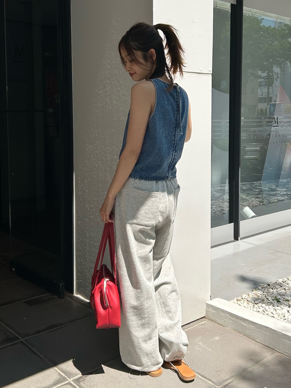 ブルー系のシャツ/ブラウス、グレー系のスウェットパンツ、シルバー系のサンダルを着用したレディースの春コーディネートの3枚目の写真