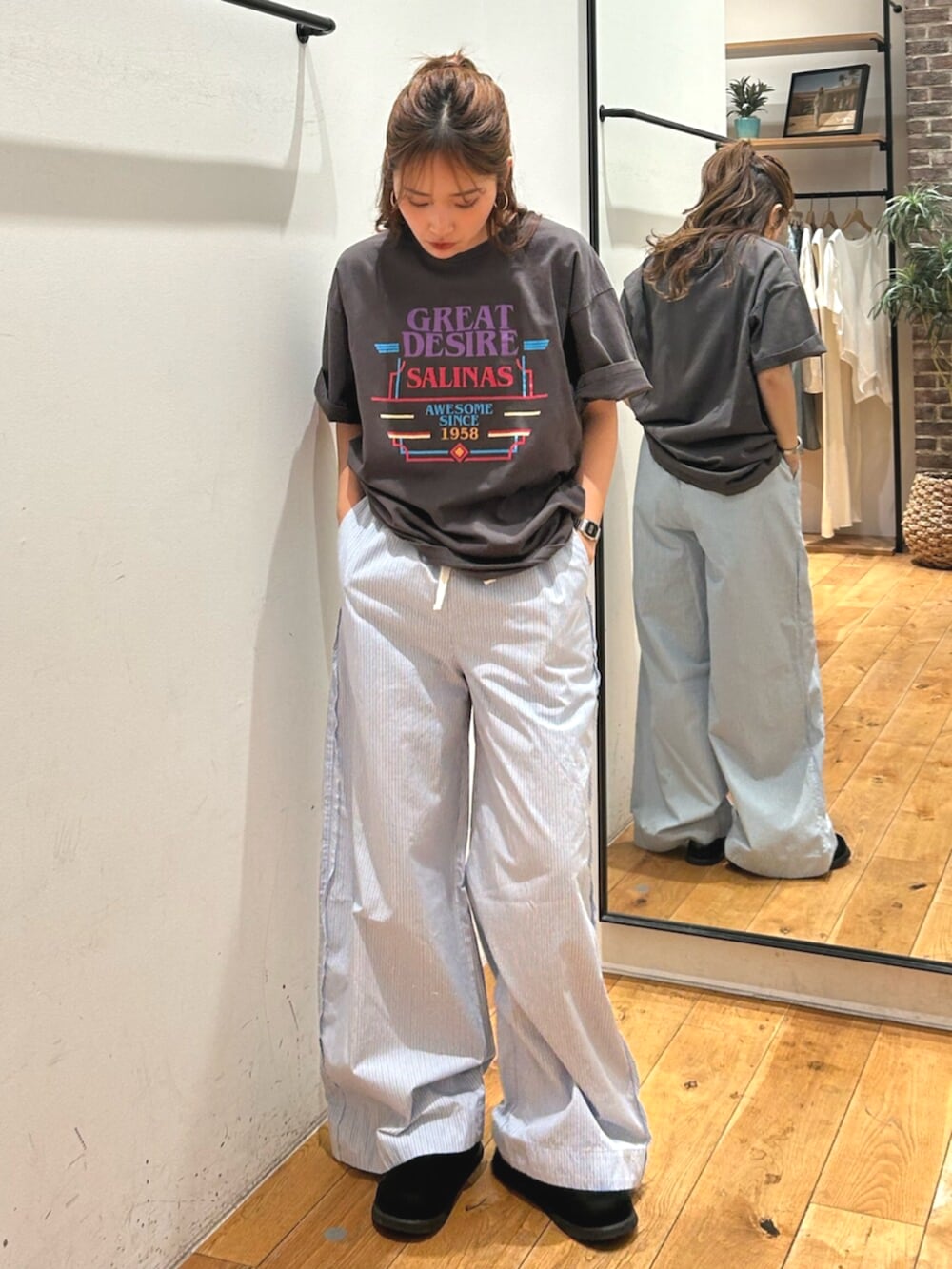 グレー系のTシャツ/カットソー、ブルー系のその他パンツを着用したレディースの春コーディネートの5枚目の写真