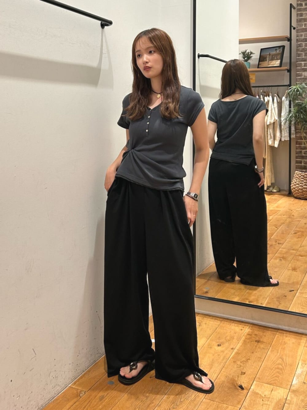ブラック系のその他パンツ、グレー系のTシャツ/カットソーを着用したレディースの夏コーディネートの2枚目の写真