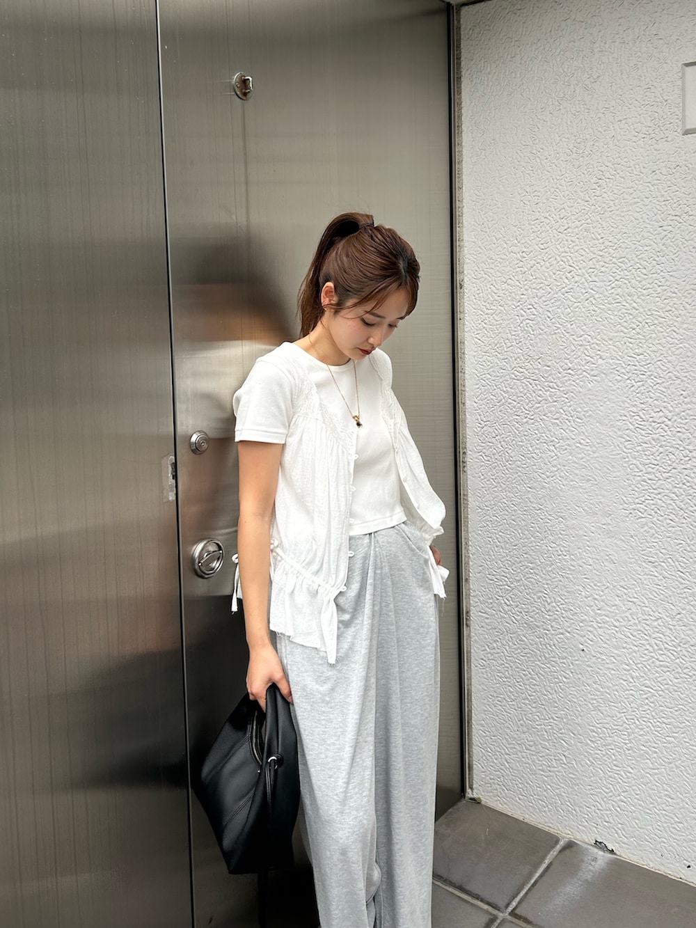 ホワイト系のTシャツ/カットソー、ホワイト系のシャツ/ブラウス、グレー系のその他パンツを着用したレディースの春コーディネートの7枚目の写真