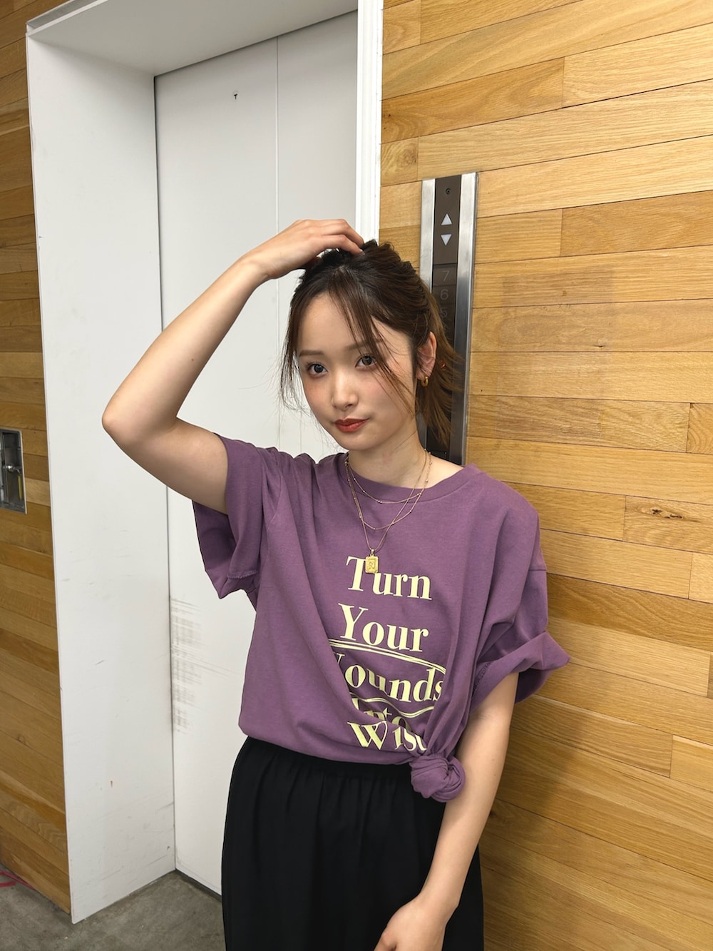 パープル系のTシャツ/カットソー、ブラック系のその他パンツ、ブラック系のサンダルを着用したレディースの春コーディネートの6枚目の写真