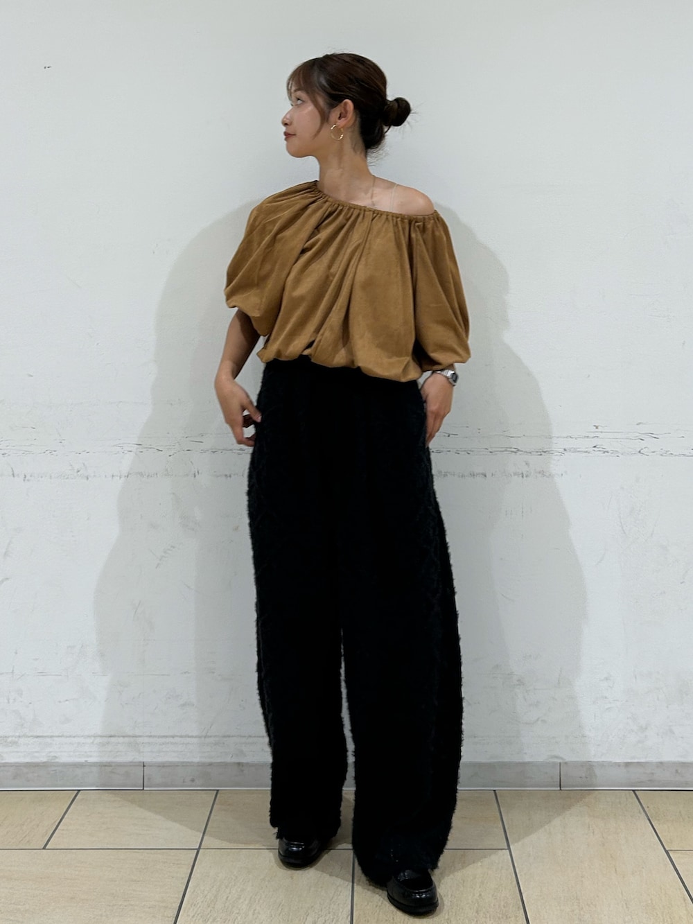 イエロー系のシャツ/ブラウス、ブラック系のその他パンツ、ホワイト系のキャミソールを着用したレディースの夏コーディネートの2枚目の写真