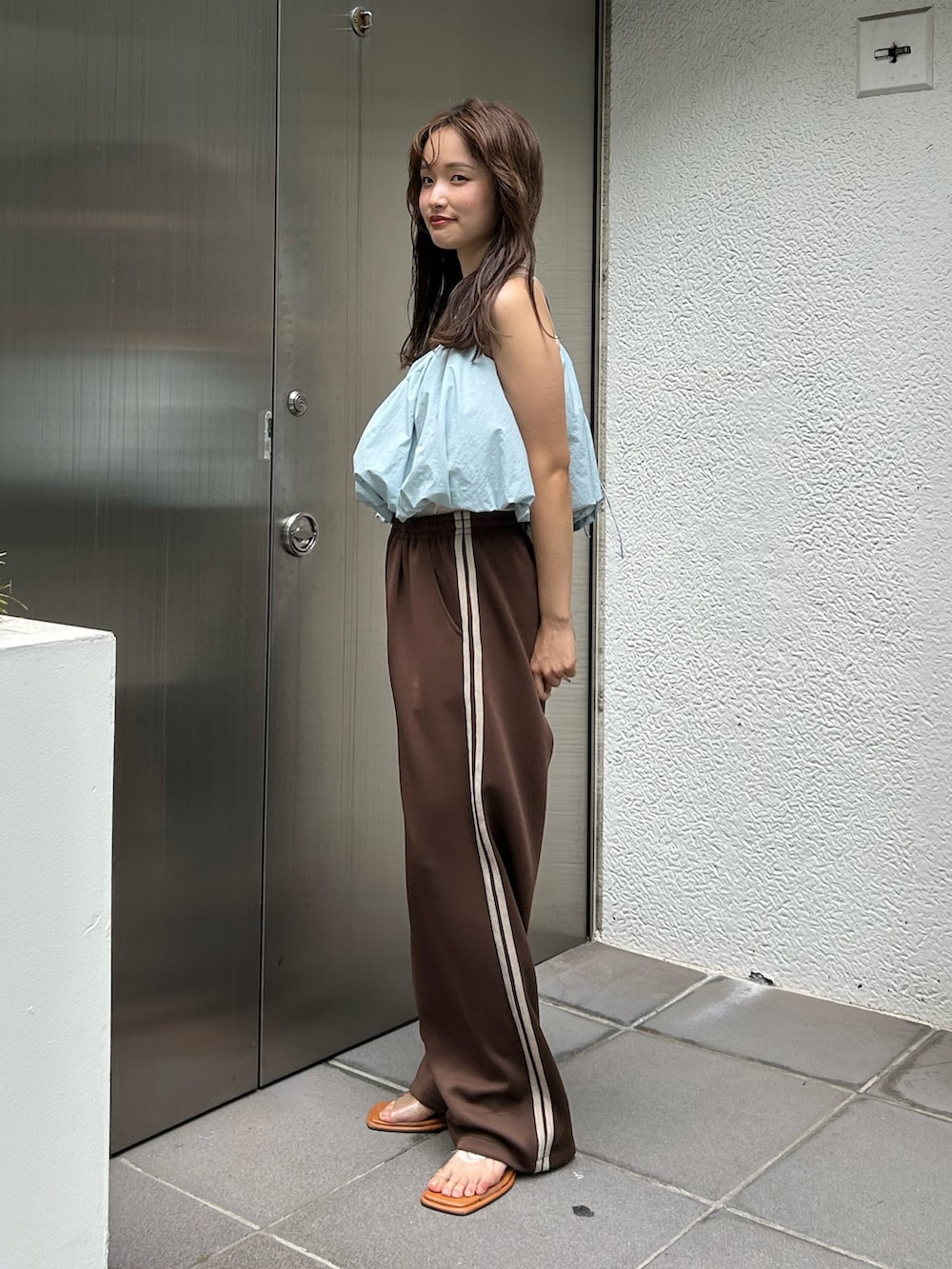 ブルー系のキャミソール、ブラウン系のその他パンツ、その他のサンダルを着用したレディースの夏コーディネートの3枚目の写真