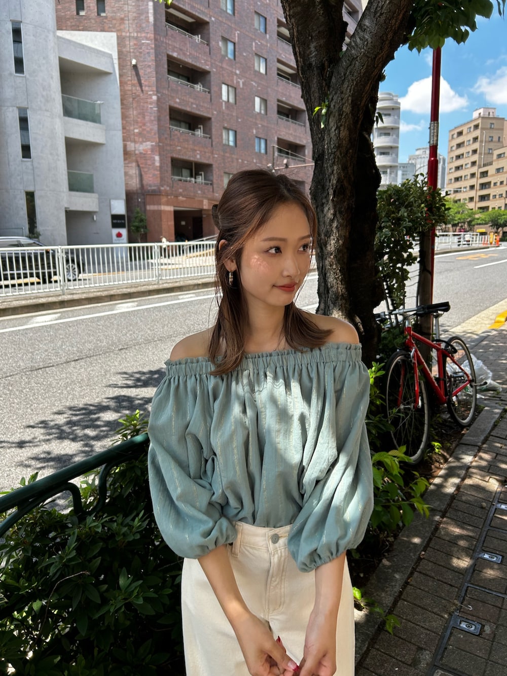 ホワイト系のデニムパンツ、グリーン系のシャツ/ブラウス、ホワイト系のサンダルを着用したレディースの夏コーディネートの5枚目の写真