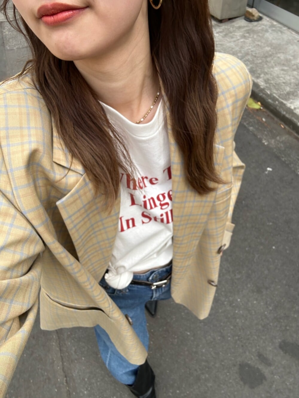 ブラック系のブーツ、その他のテーラードジャケット、ホワイト系のTシャツ/カットソーを着用したレディースの冬コーディネートの5枚目の写真