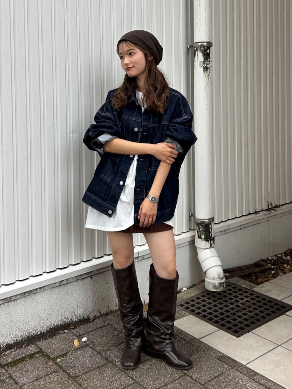 ブラウン系のスカート、ブルー系のデニムジャケット、ホワイト系のTシャツ/カットソーを着用したレディースの夏コーディネートの2枚目の写真