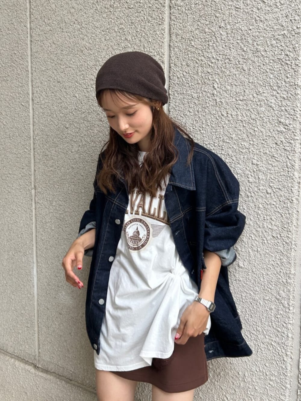 ブラウン系のスカート、ブルー系のデニムジャケット、ホワイト系のTシャツ/カットソーを着用したレディースの夏コーディネートの7枚目の写真