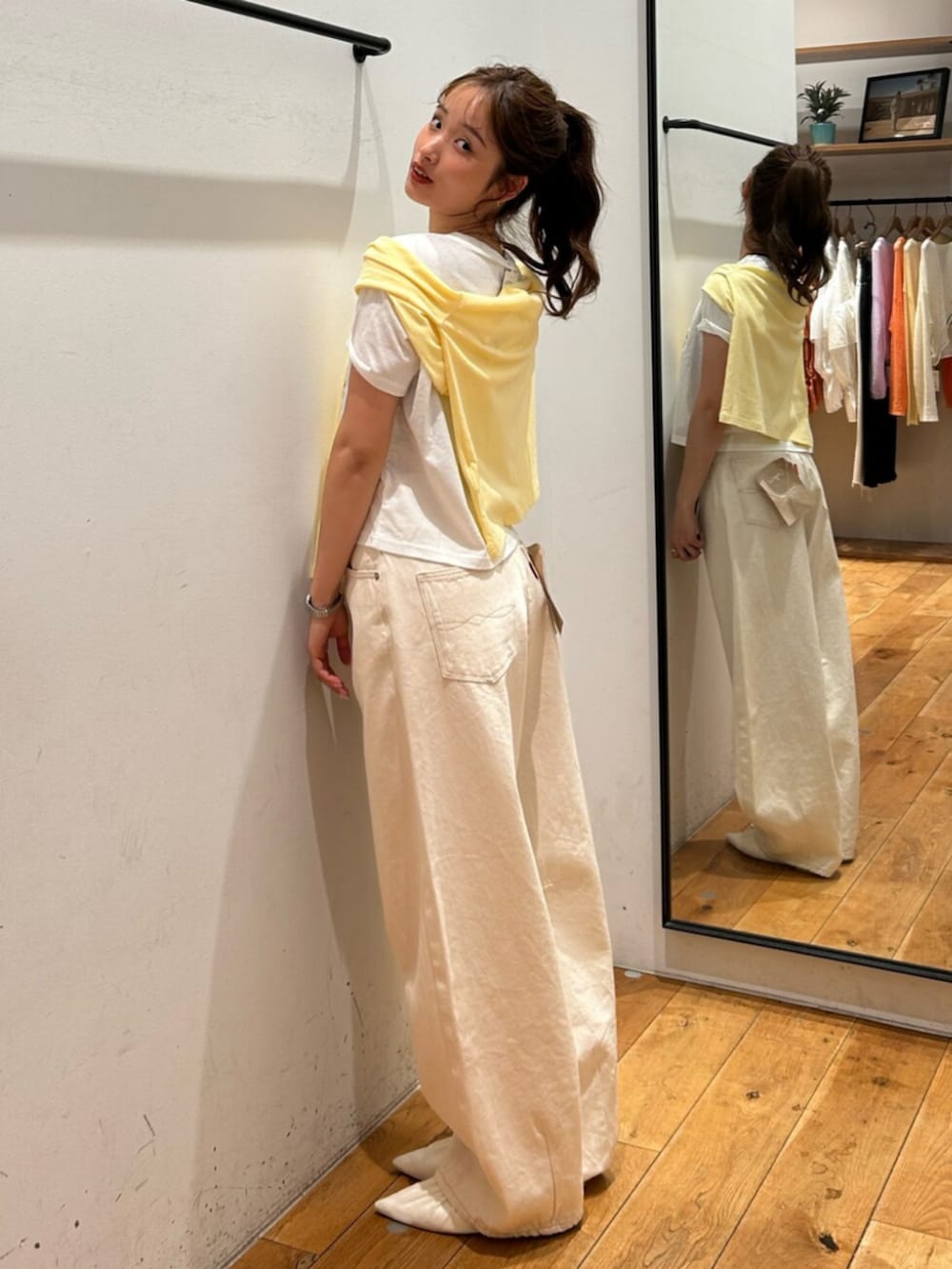 ホワイト系のパンプス、ホワイト系のデニムパンツ、ホワイト系のTシャツ/カットソーを着用したレディースの春コーディネートの4枚目の写真