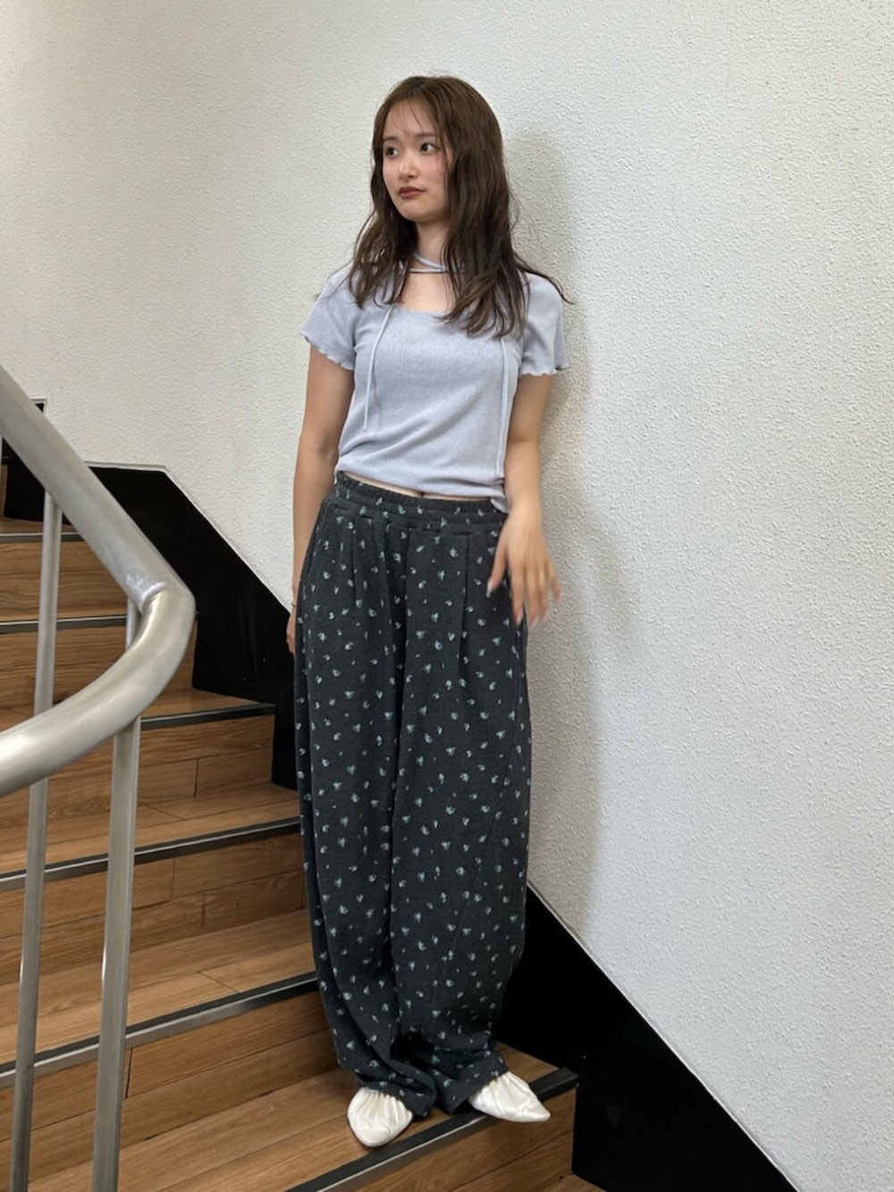 ホワイト系のパンプス、ブルー系のTシャツ/カットソー、グレー系のその他パンツを着用したレディースの夏コーディネートの4枚目の写真